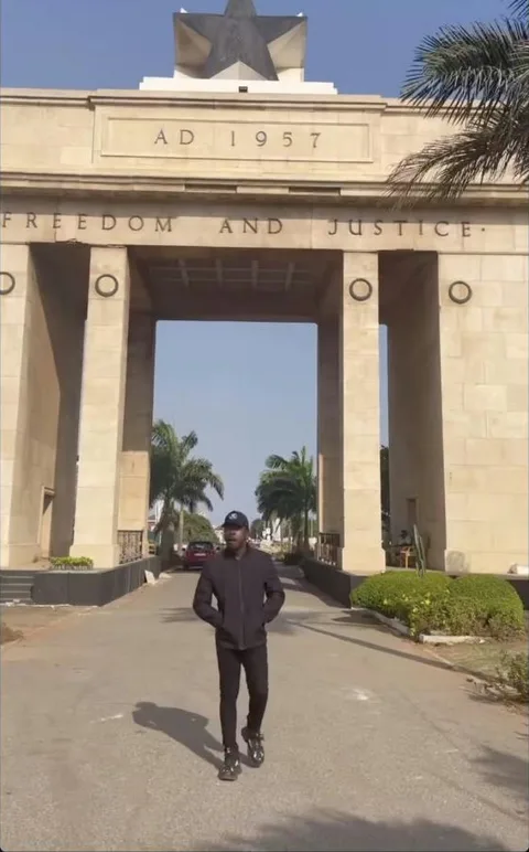 Me at the Independence Arch, Black Star Square